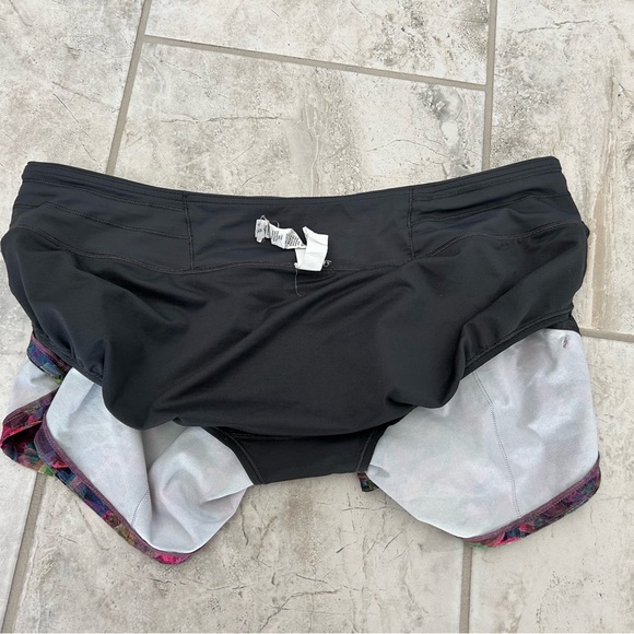 Lululemon Speed Up Low-Rise Lined Short 2.5" Vivid Floral Tone Multi
Size 10 - Picture 9 of 12